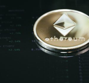 Read more about the article Ethereum and Dogecoin surge while Bitcoin battles