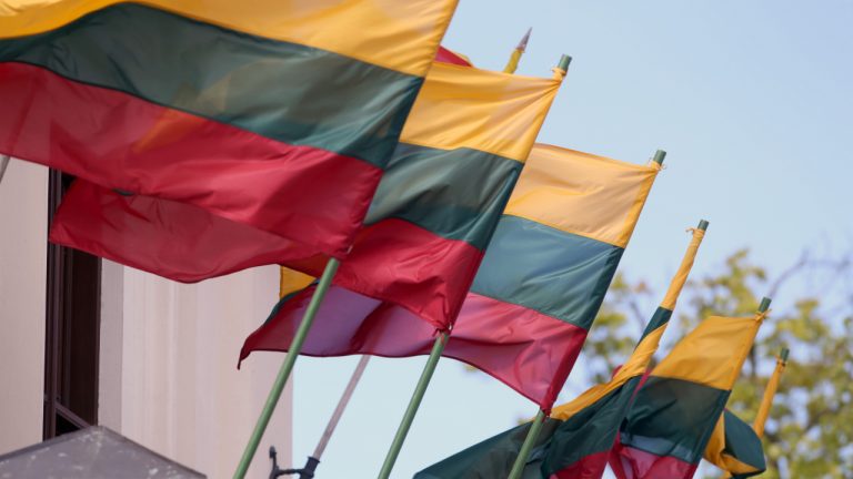 You are currently viewing Lithuania Issues Warning to Binance, Warns Investors Crypto Services Are Not Regulated