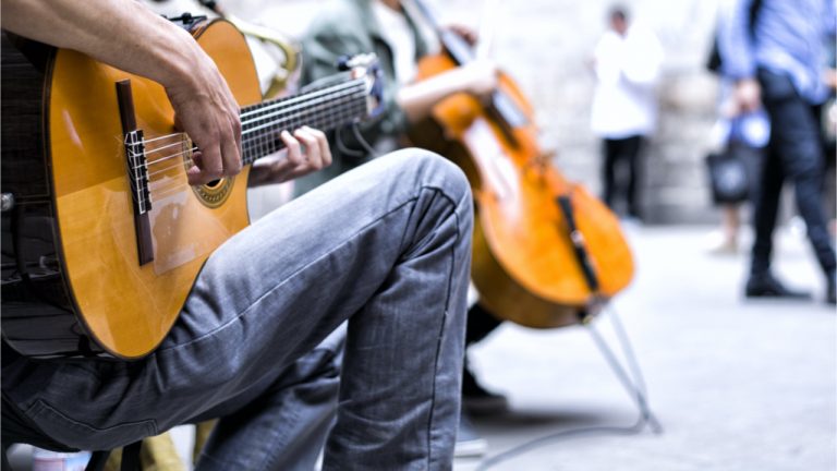 You are currently viewing Busking for Bitcoin: Report Finds Street Performers Depend on Digital Payments