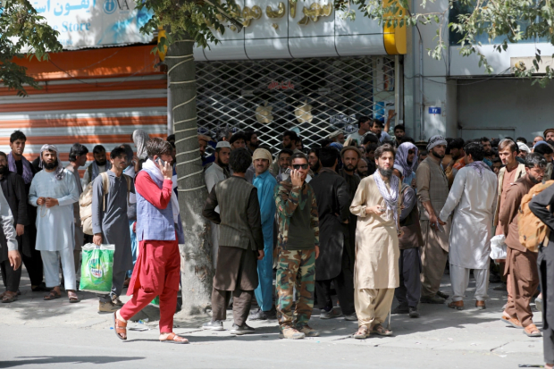 You are currently viewing Bank Runners In Afghanistan See No Cash, Sought To Flee The Country After Taliban Takeover