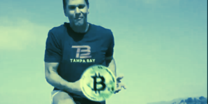 Read more about the article Tom Brady Open to Earn Part of Salary in Bitcoin, Ethereum, or Solana