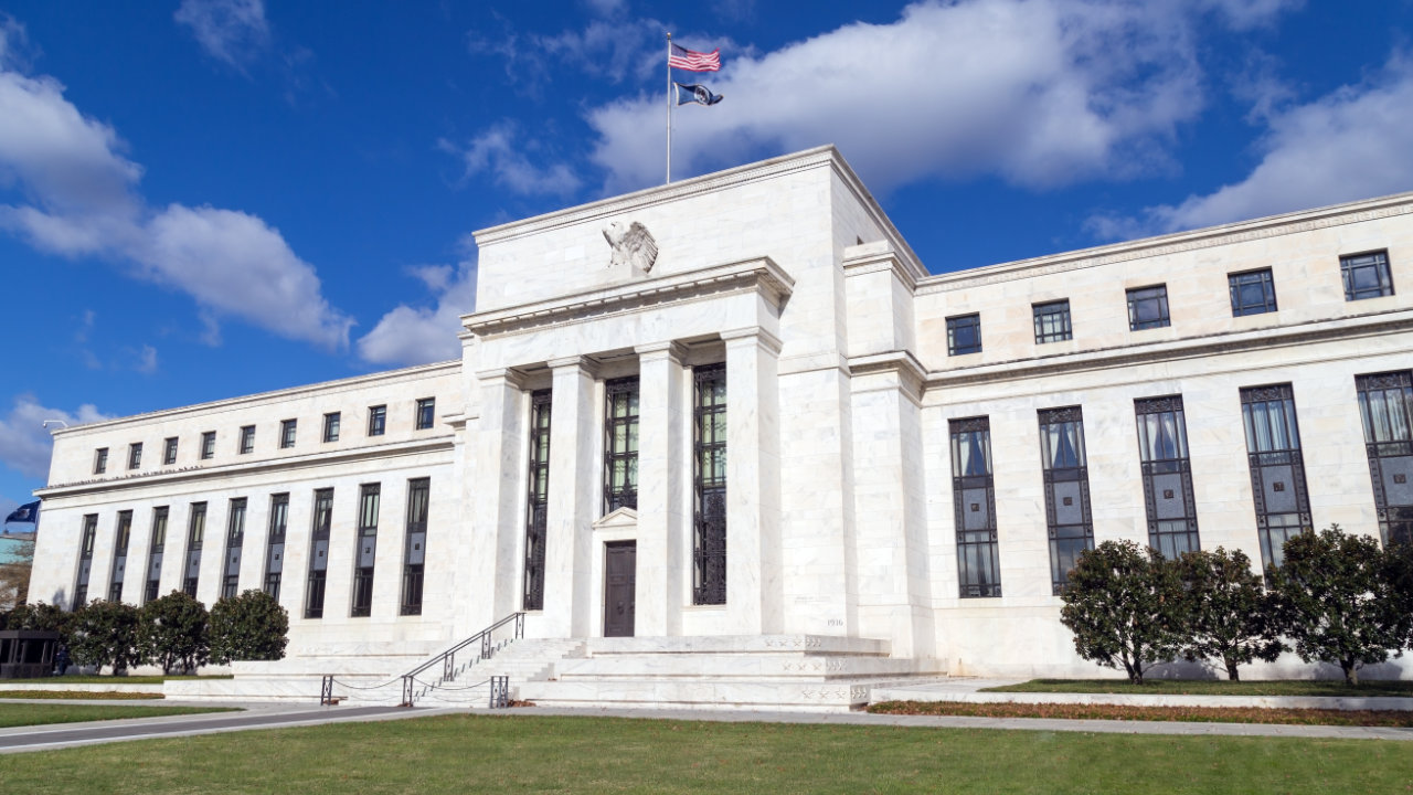 You are currently viewing Federal Reserve Governor Argues Against Subjecting Stablecoins to Full Banking Regulation