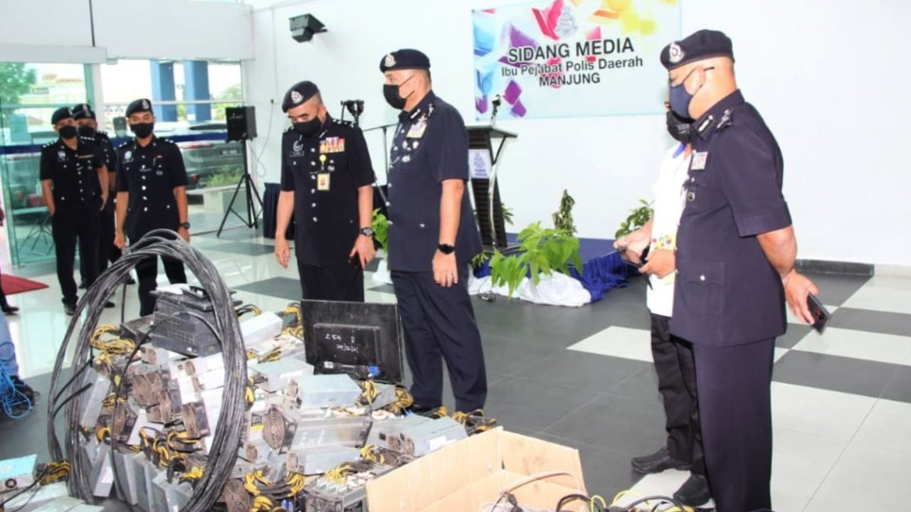 Read more about the article Malaysia Seizes 1,720 Bitcoin Mining Machines in Electricity Theft Crackdown