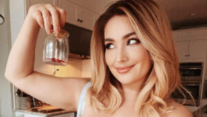 Read more about the article Wind-Breaking NFTs: Reality Star Who Made $200K Selling Farts in Mason Jars Launches NFT Collection