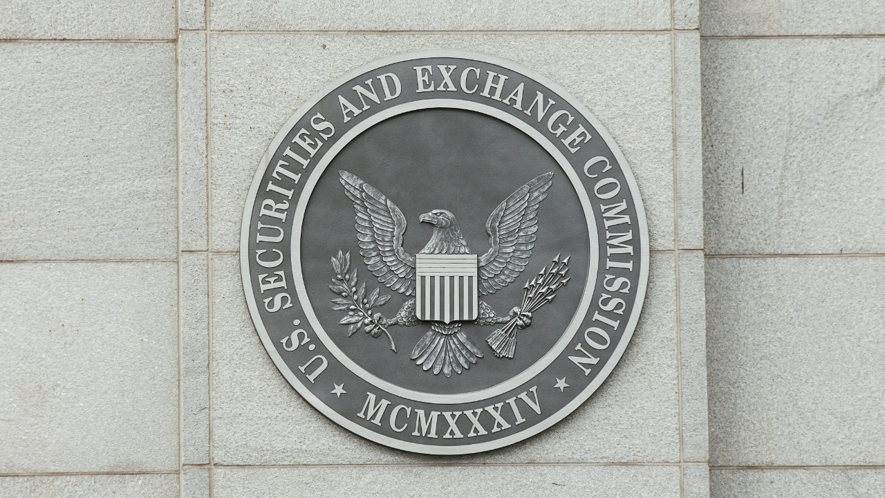 You are currently viewing SEC Commissioner: New Proposal Could Give SEC Expansive Power to Regulate Crypto, Defi Platforms