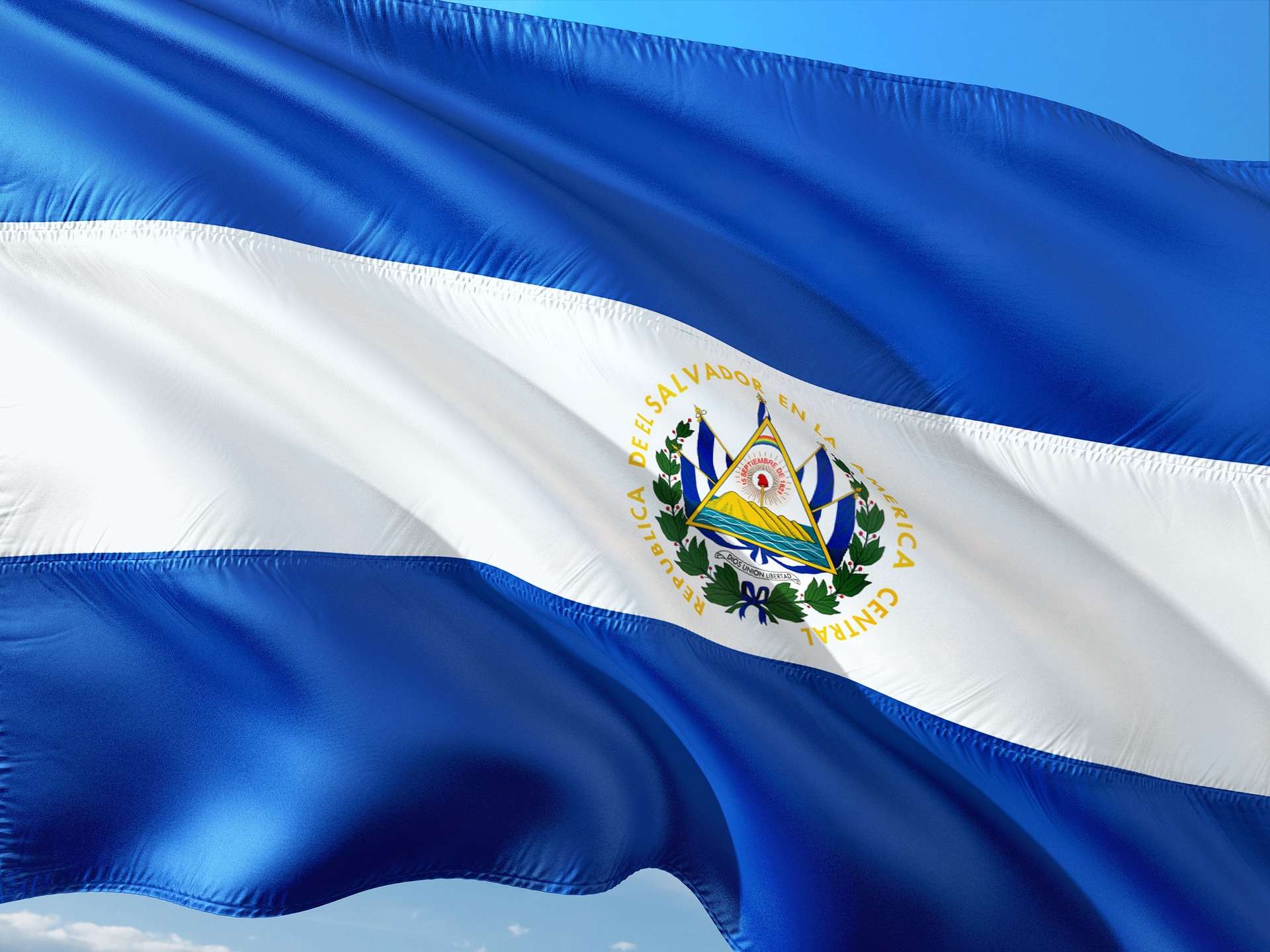 You are currently viewing Bitcoin Transforms El Salvador’s Economy: Official Adoption, Investment Boom and Advances in Crypto Legislation