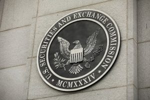 Bloomberg Analyst Accuses SEC of Miscommunication in Spot Bitcoin ETF Approval Saga