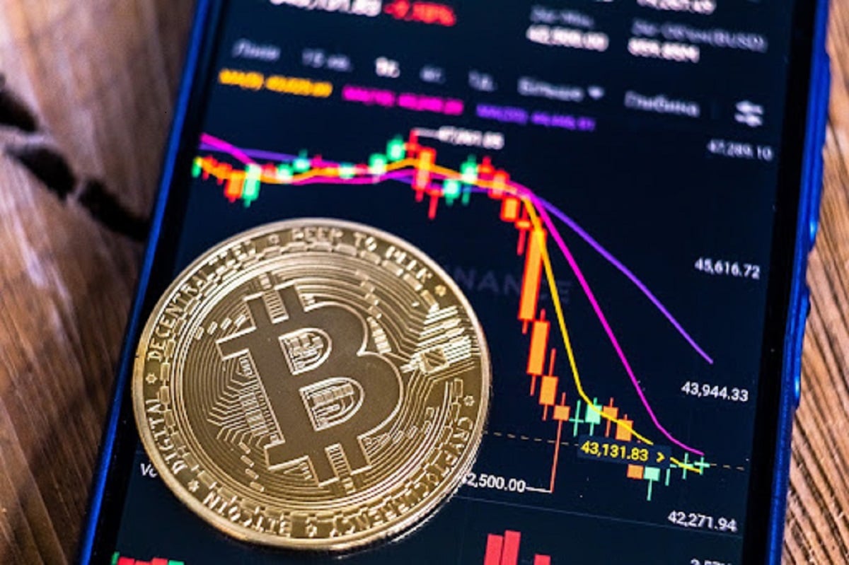 You are currently viewing FOMO Ignites Bitcoin, Ethereum, Dogecoin Rally: Analyst Sounds Alarm for $100K BTC