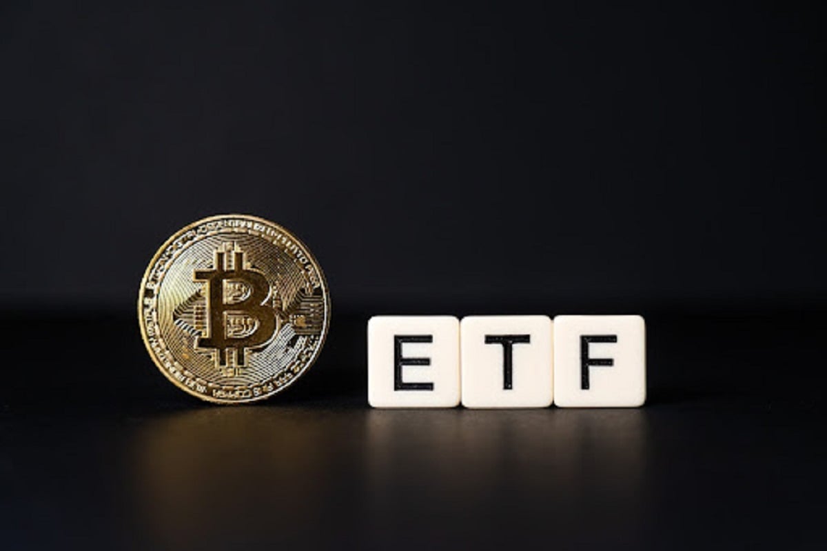 You are currently viewing Spot Bitcoin ETFs Saved BTC From 20% Decline, Spotlight On Chainlink’s Contender’s Rising Potential