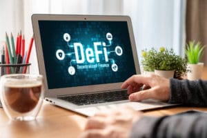 The commissions of the DeFi protocol drop by 24.4% in August: an overview of the market dynamics