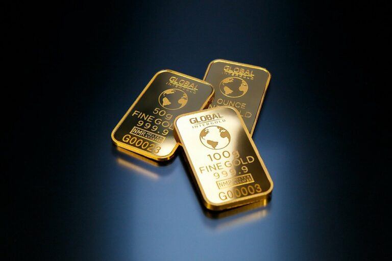 You are currently viewing UBS Warns Dollar Downfall Could Continue as Gold Moves to New $2,700 High: Report