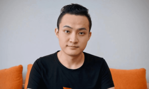 Read more about the article Tron’s Justin Sun Wins $6.2M Banana Auction, Reminds Us That Art Is Subjective (and Edible)