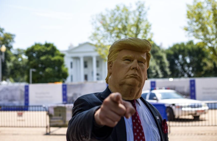 You are currently viewing How Trump's Tariffs Benefit Bitcoin