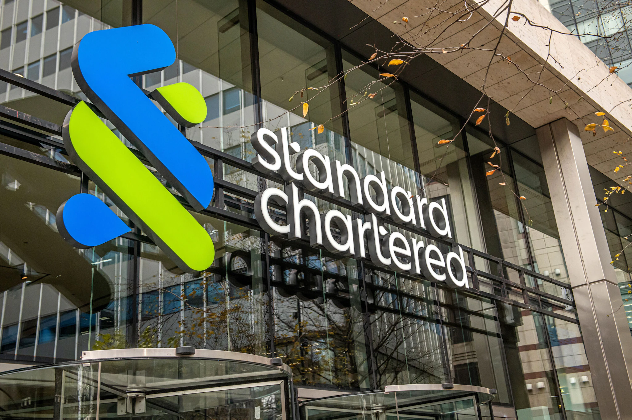 Read more about the article Standard Chartered: U.S. May Fund Bitcoin Reserve by Selling Gold Reserves