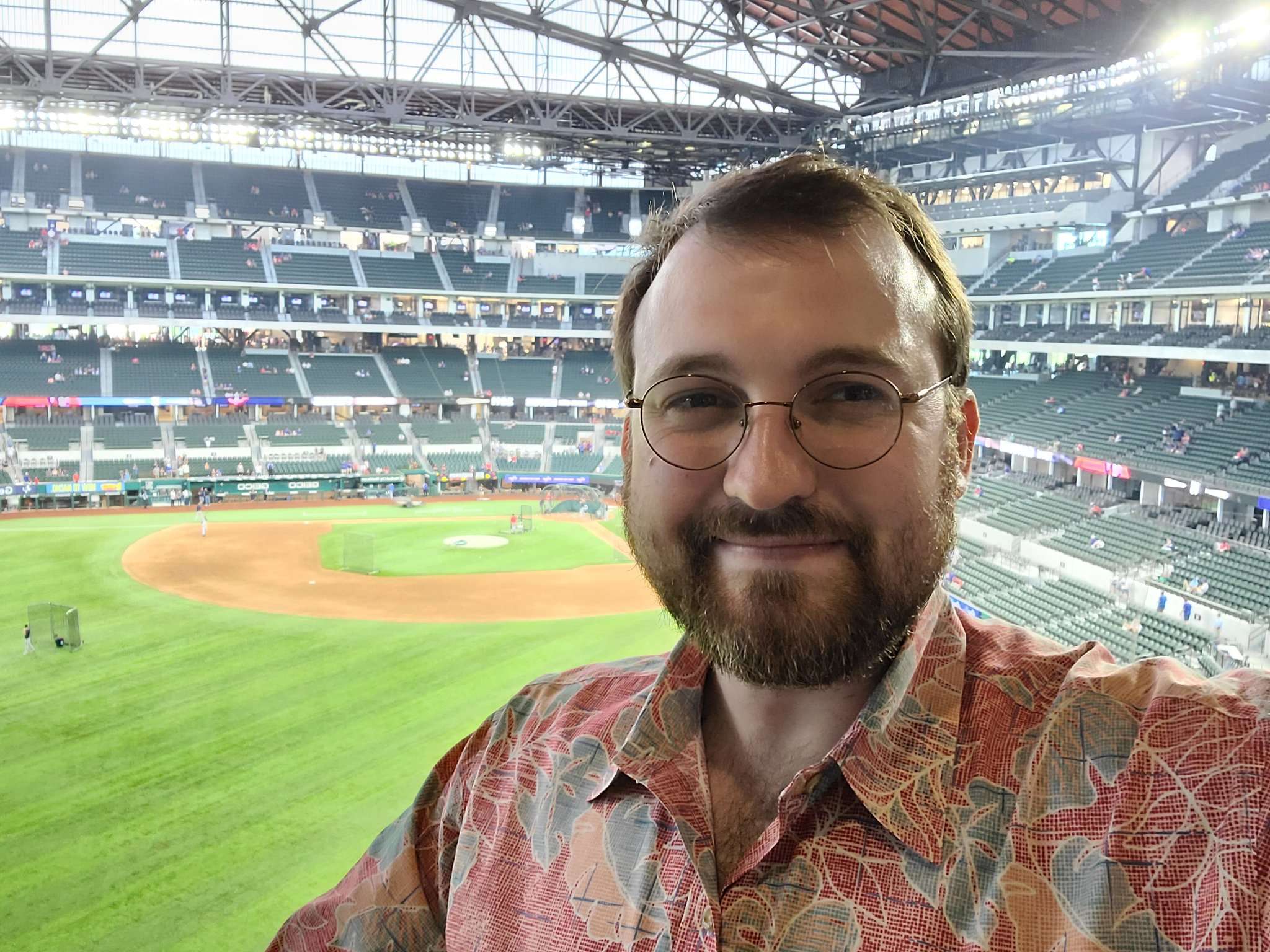 You are currently viewing Hoskinson Warns Solana Memecoins Are Built for Dumping—Market Crashes 85%