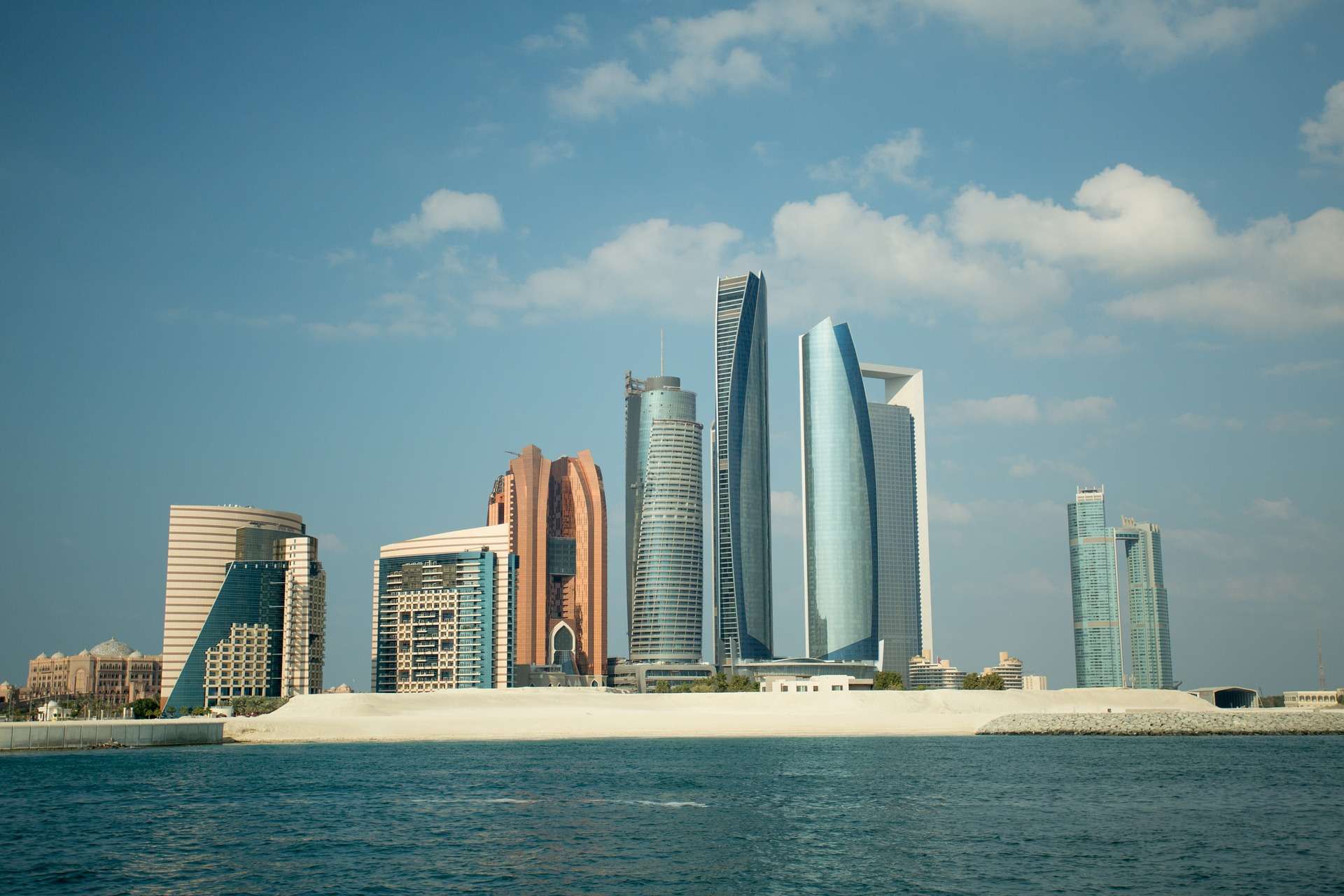 Read more about the article Abu Dhabi Giants Plan New Dirham Stablecoin for Digital Growth