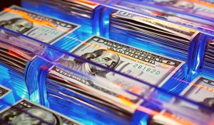 Read more about the article JPMorgan Chase, Deutsche Bank Issue US Dollar Warning As Gold Soars To New All-Time Highs