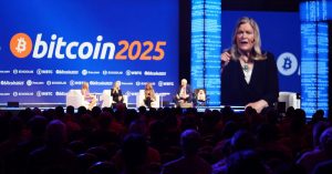 Read more about the article President Trump Supports Strategic Bitcoin Reserve Bill, Senator Lummis Says