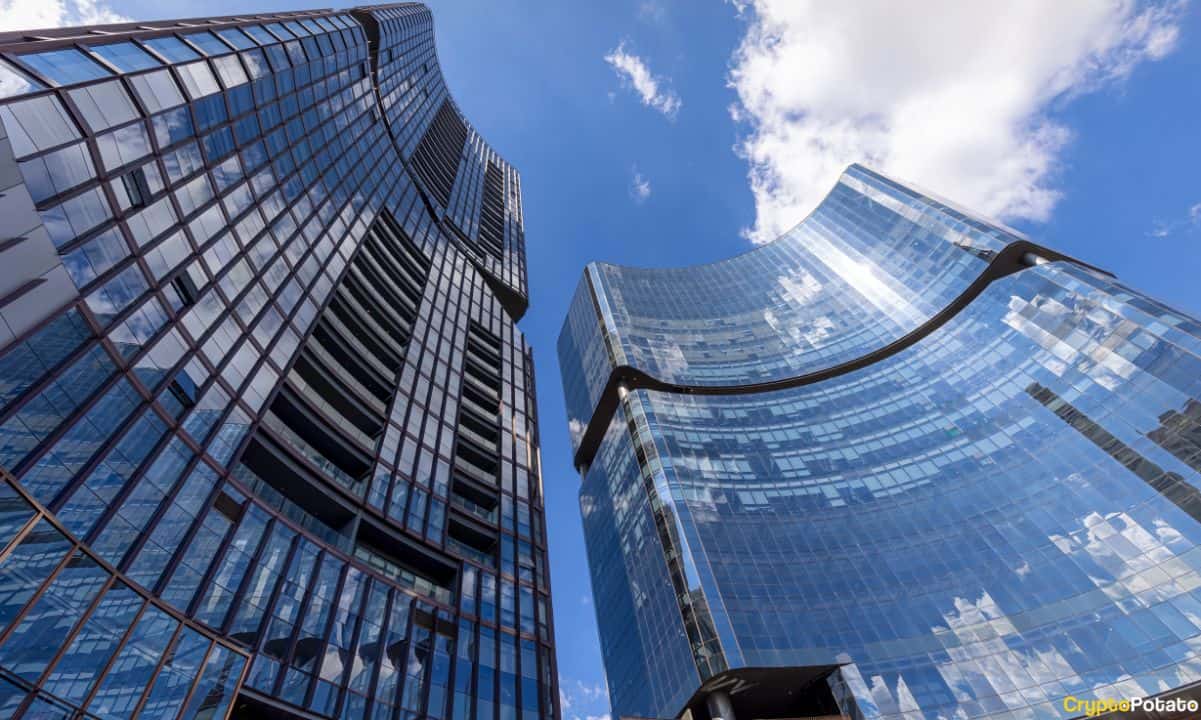 You are currently viewing XRP and Solana ETFs: Wall Street Validation or Decentralization Death Sentence?