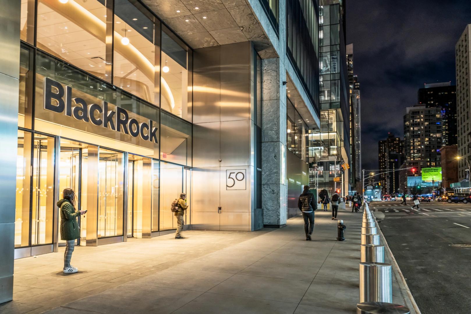 You are currently viewing BlackRock’s Bitcoin ETF Generating More Revenue Than its Flagship S&P 500 Fund