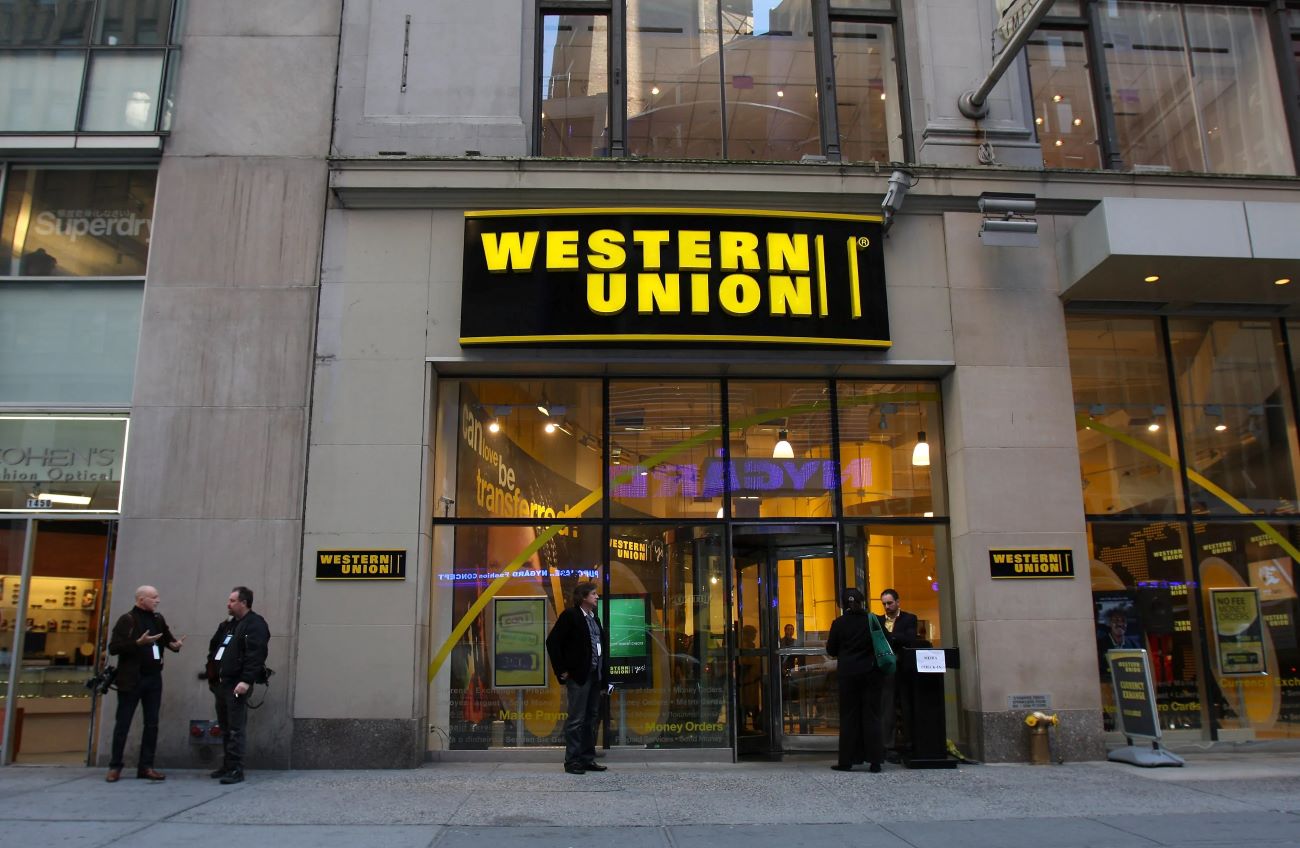 You are currently viewing Western Union Picks Solana for USDPT Stablecoin as Network Hits 2.3 Trillion Transactions